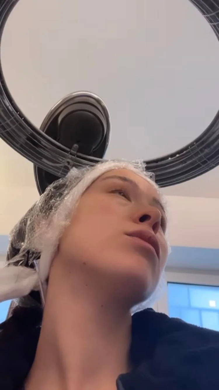 Aurora Ramazzotti dal parrucchiere - Instagram: @therealauroragram