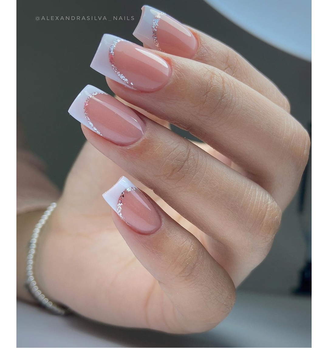 French bianco classico - Instagram: @alexandrasilva_nails