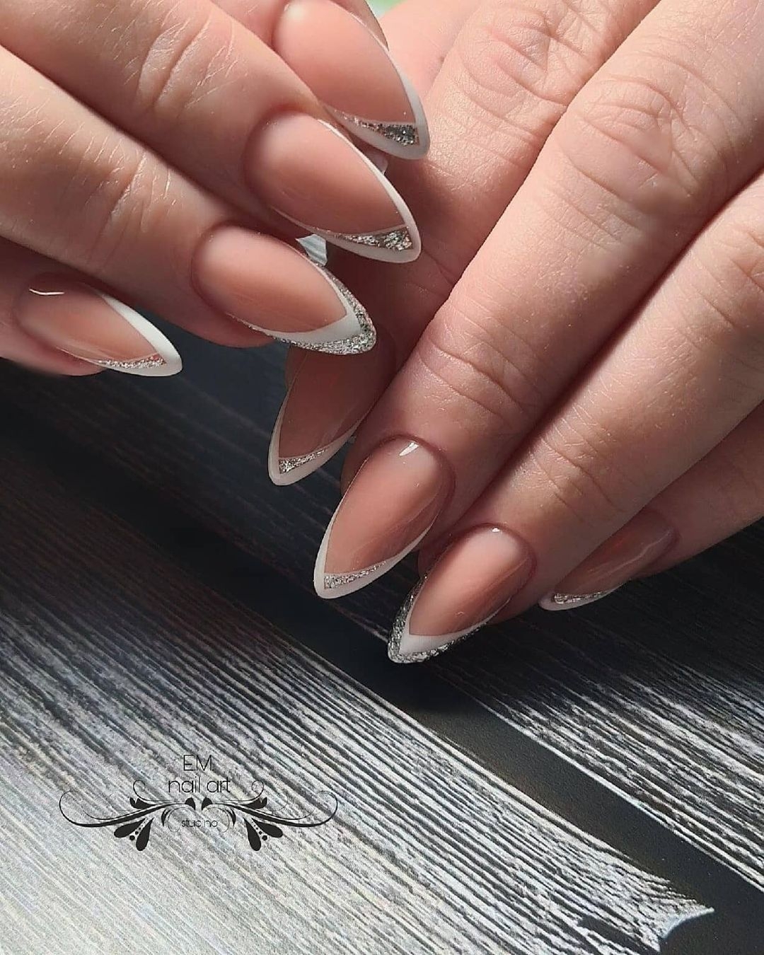 French bianco su unghie a mandorla - Instagram: @ideas_for_nailart