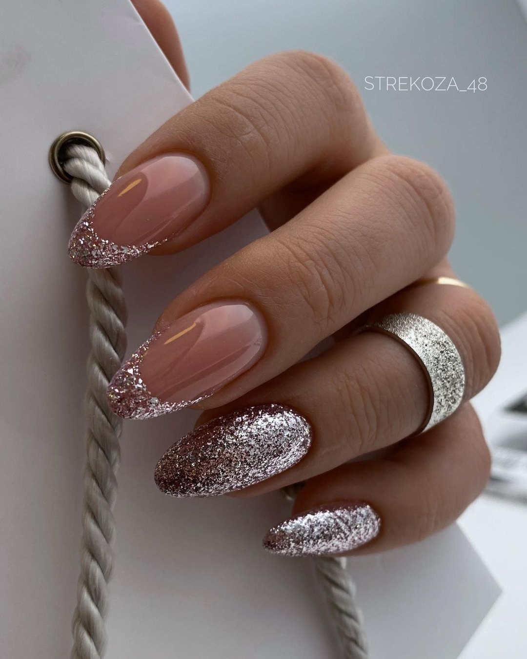 French con glitter - Instagram: @ideas_for_nailart