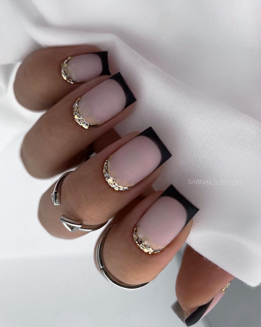 French nero con base trasparente - Instagram: @ideas_for_nailart