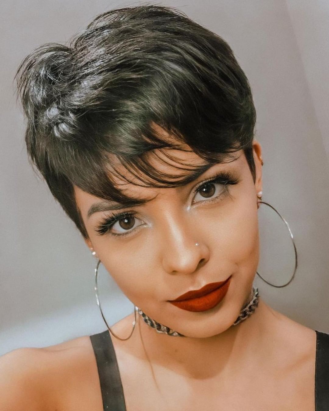 Pixie corto con frangia - Instagram: @djkarenmuri