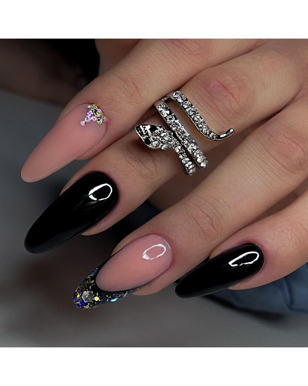 Unghie a mandorla nere lucide - Instagram: @rhaissa_nailartist