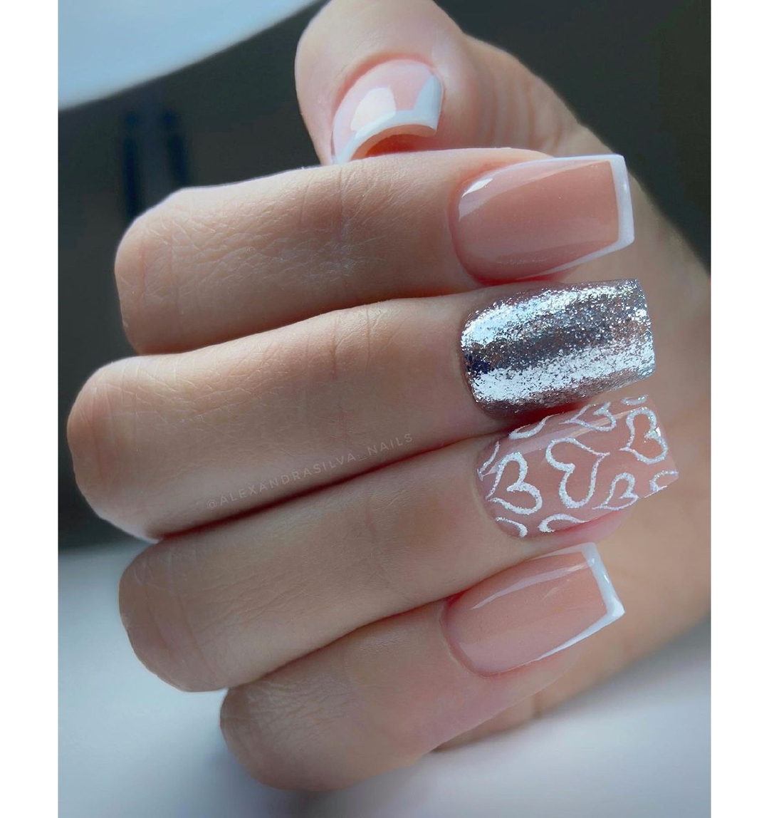 Unghie bianche con dettagli argento - Instagram: @alexandrasilva_nails