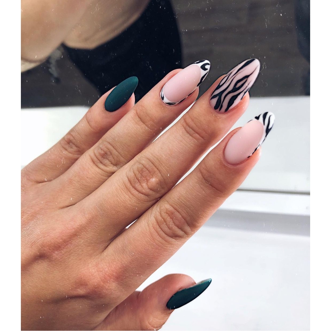 Unghie decorate a mandorla - Instagram: @andreevanail