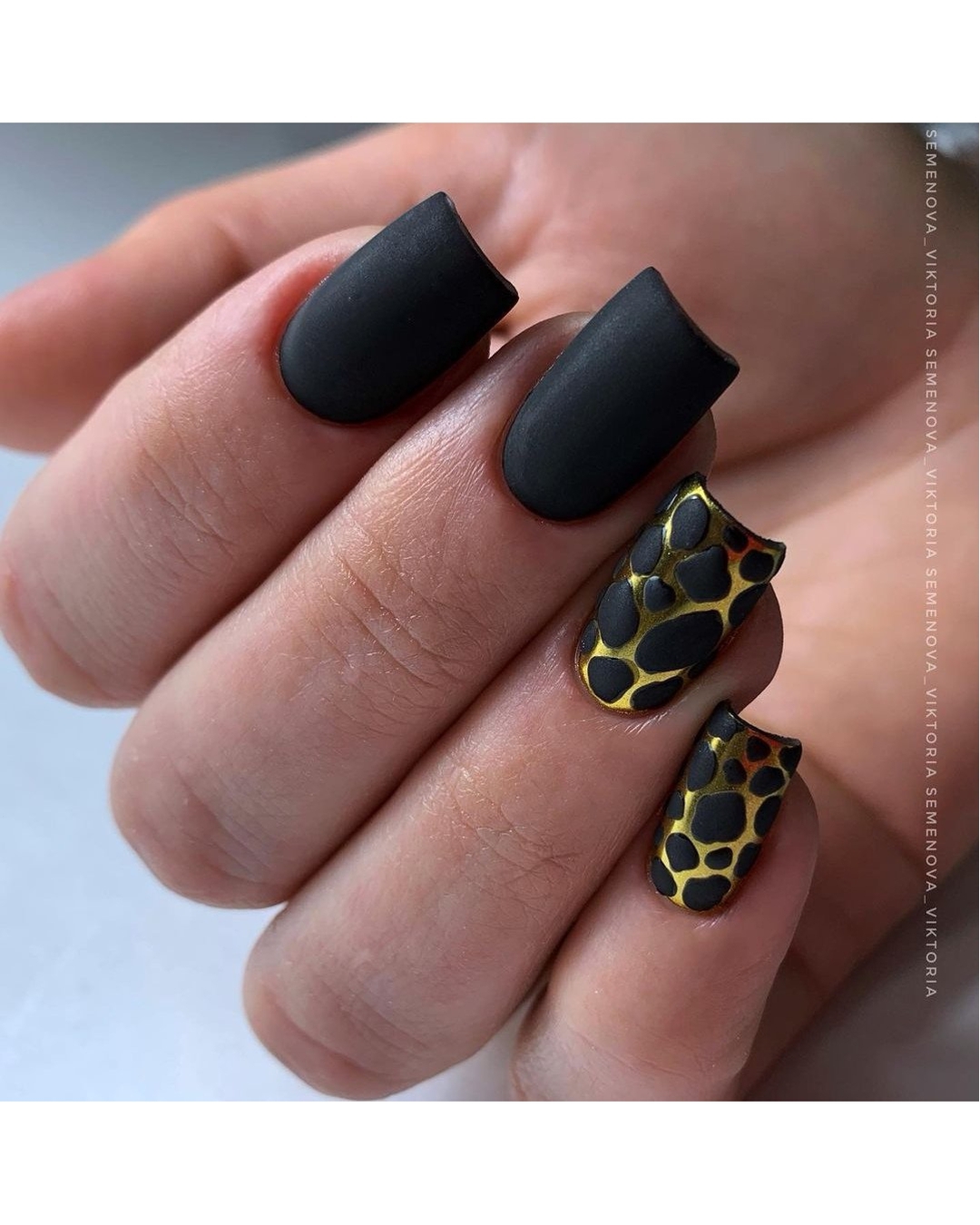 Unghie nere opache - Instagram: @ideas_for_nailart