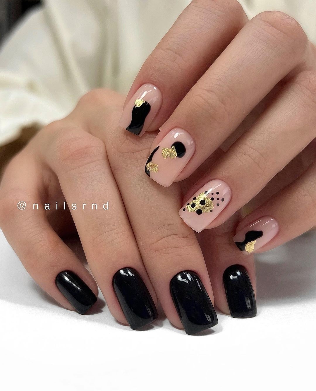 Unghie quadrate nere - Instagram: @nailsrnd
