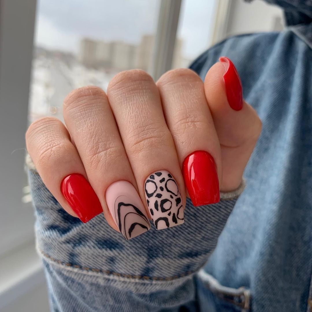 Unghie quadrate rosse - Instagram: @katena_nogtiki_minsk