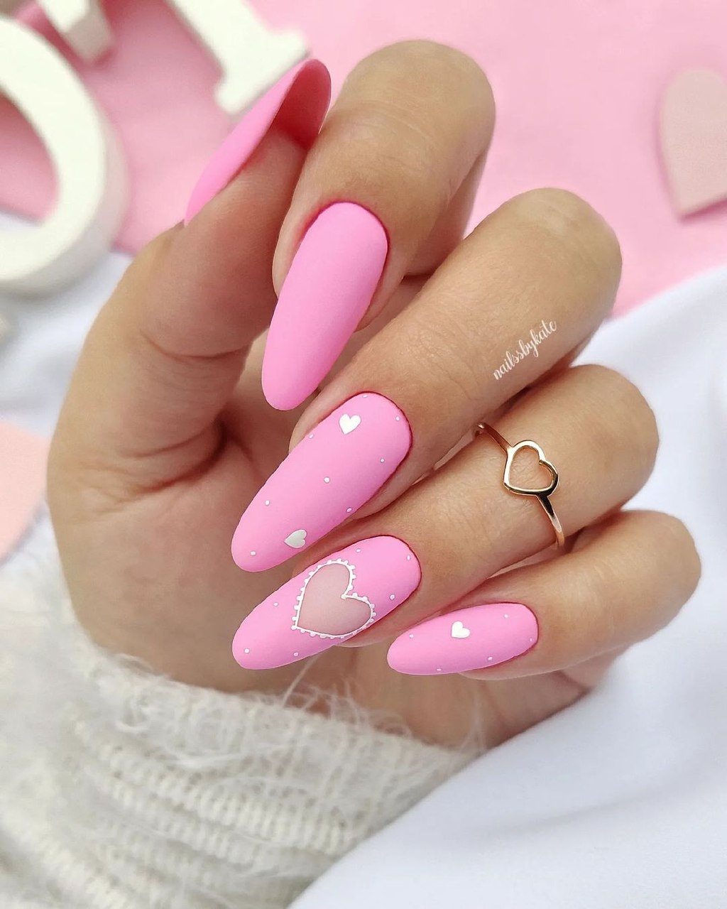 Unghie rosa con forma a mandorla - Instagram: @nailssbykate