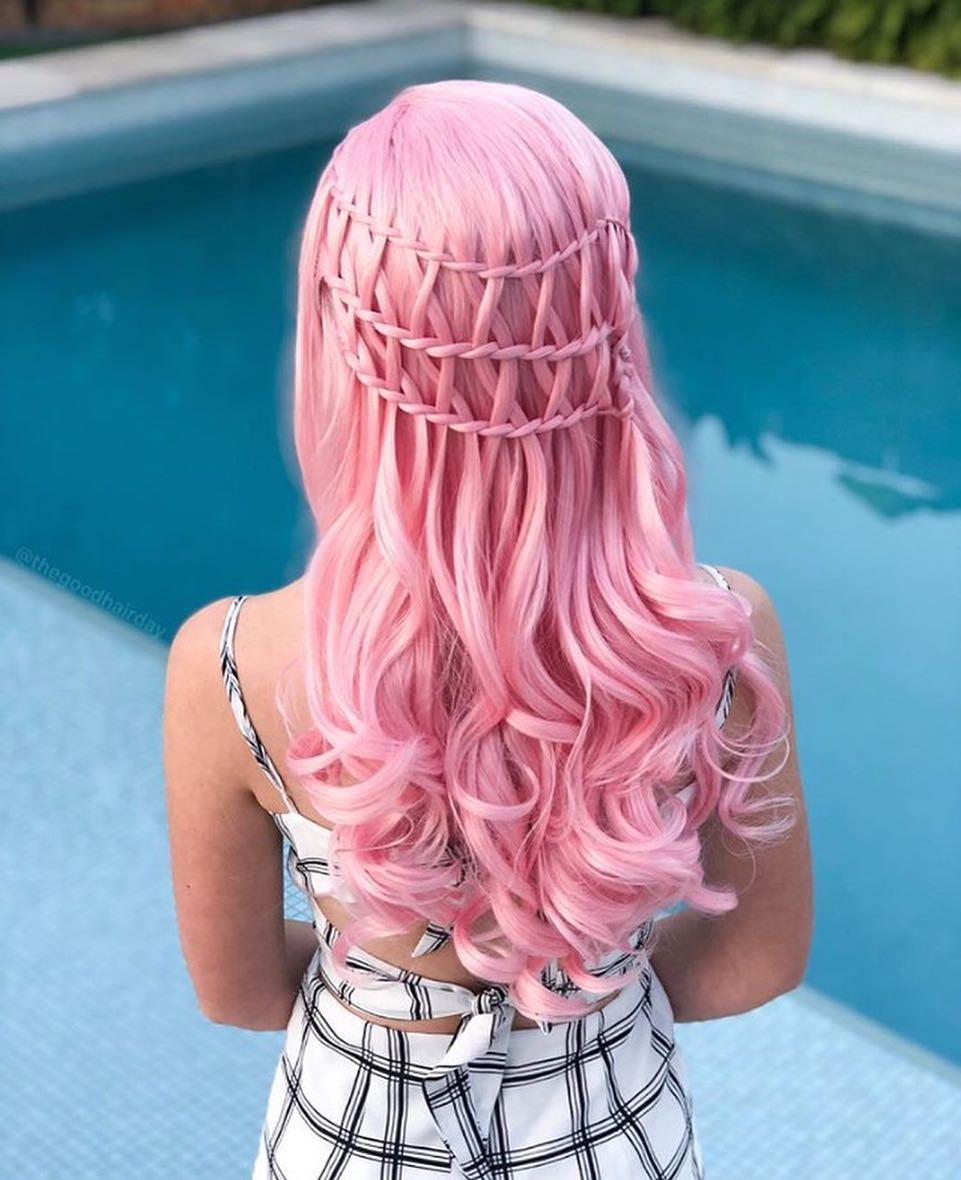 Acconciatura treccia su capelli rosa - @thegoodhairday