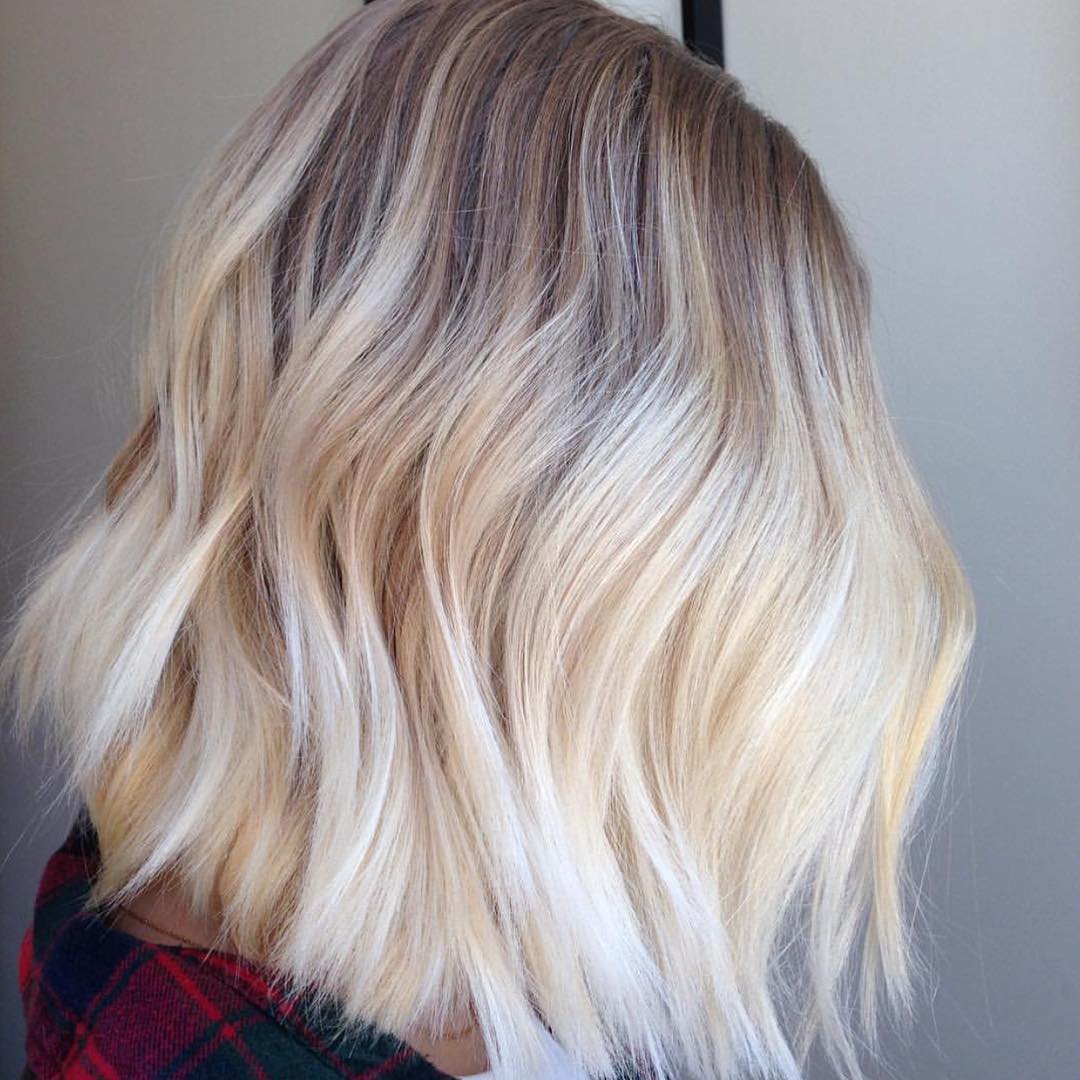 Balayage biondo platino su caschetto - @hairbylenaheak