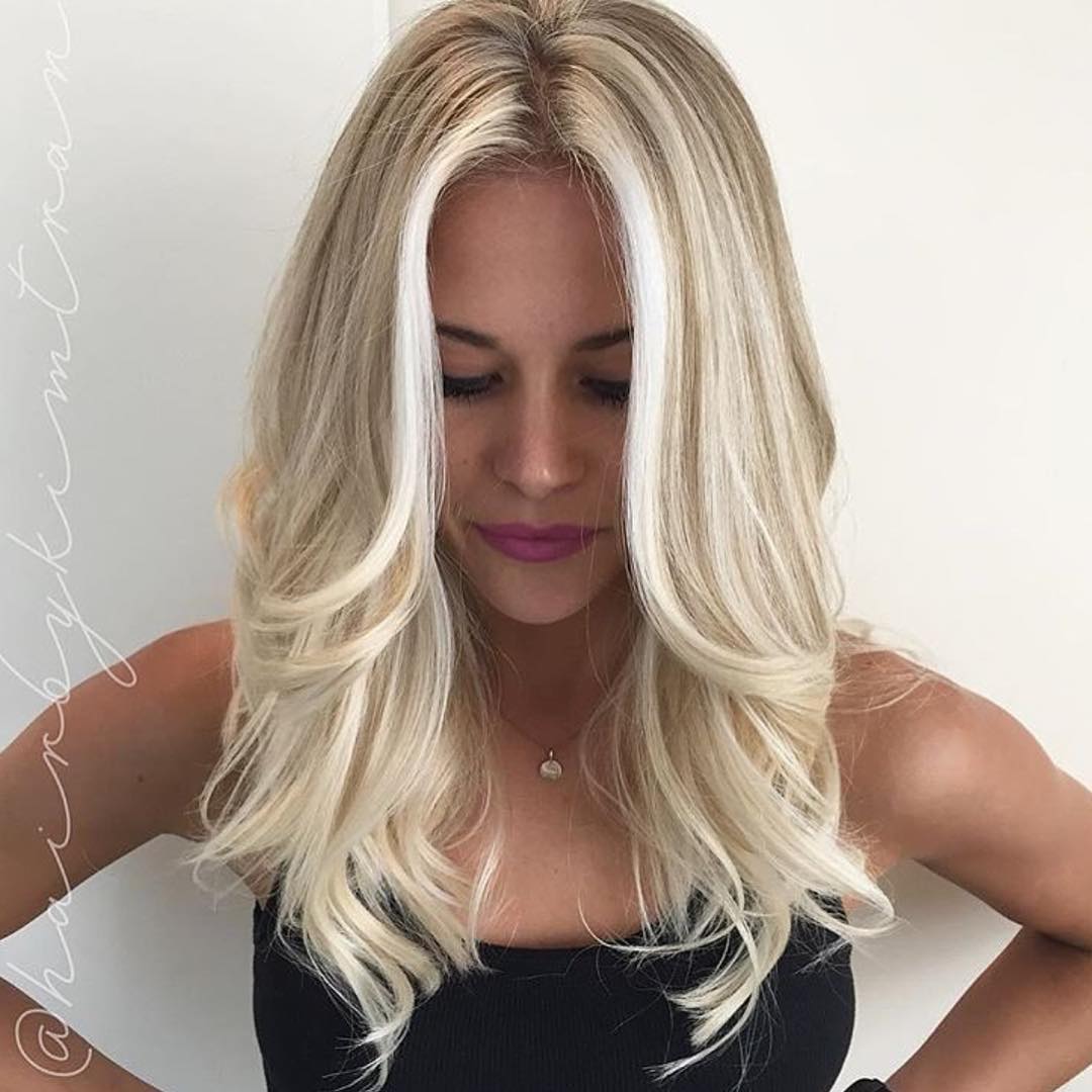 Balayage biondo platino tendente al bianco - @hairbykimtran