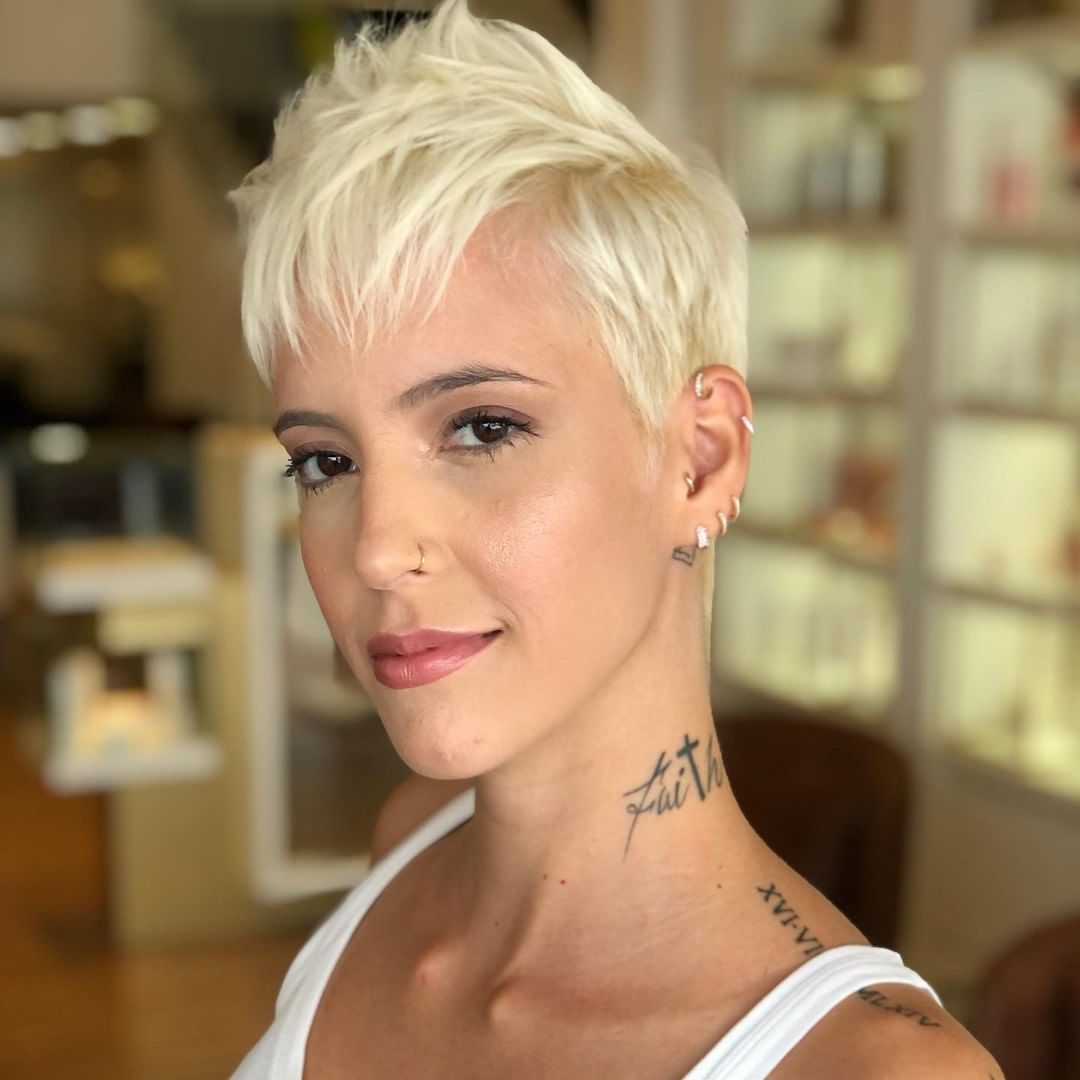 Capelli biondi corti con cresta