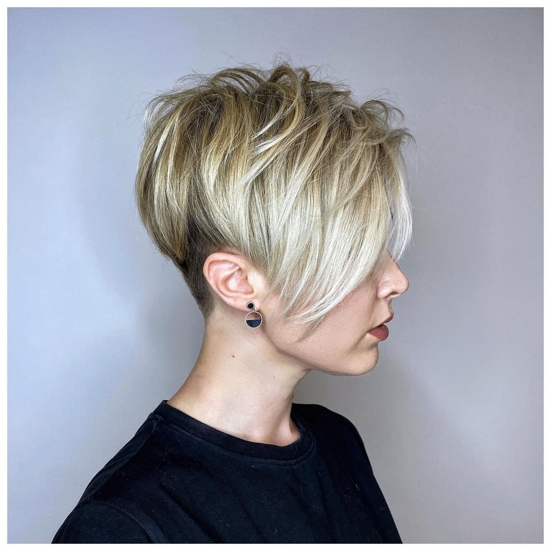 Capelli biondi lisci frangia laterale