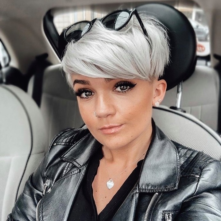 Capelli biondo platino in auto