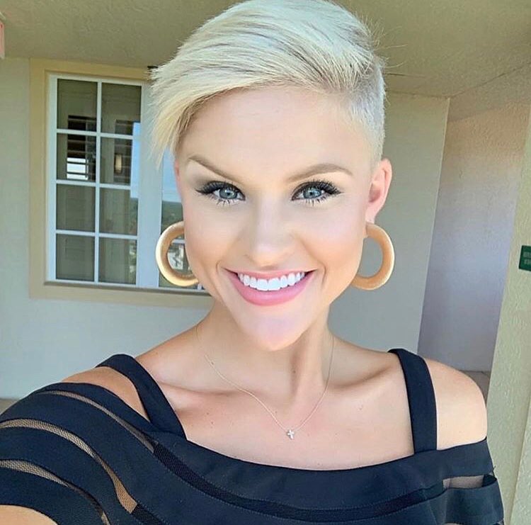 Capelli biondo platino pixie