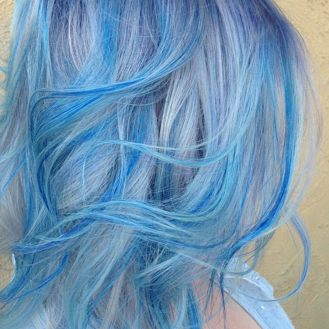 Capelli blu chiari