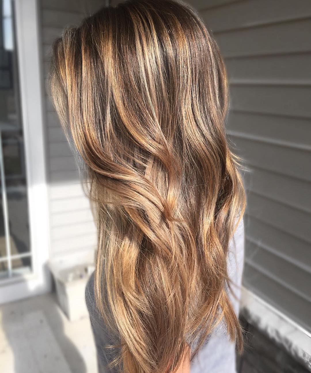 Capelli castani con luce naturale - @paintedbeaute