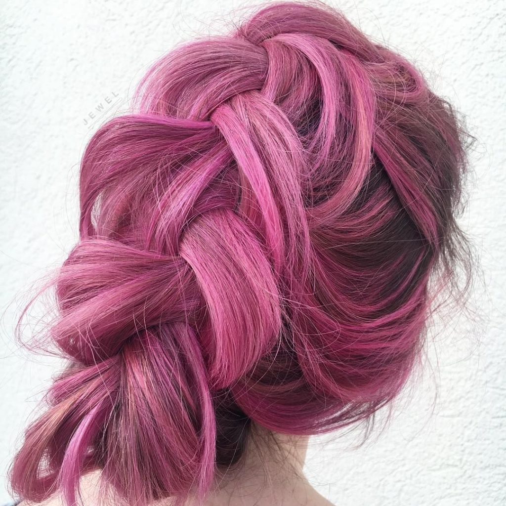 Capelli fucsia intrecciati