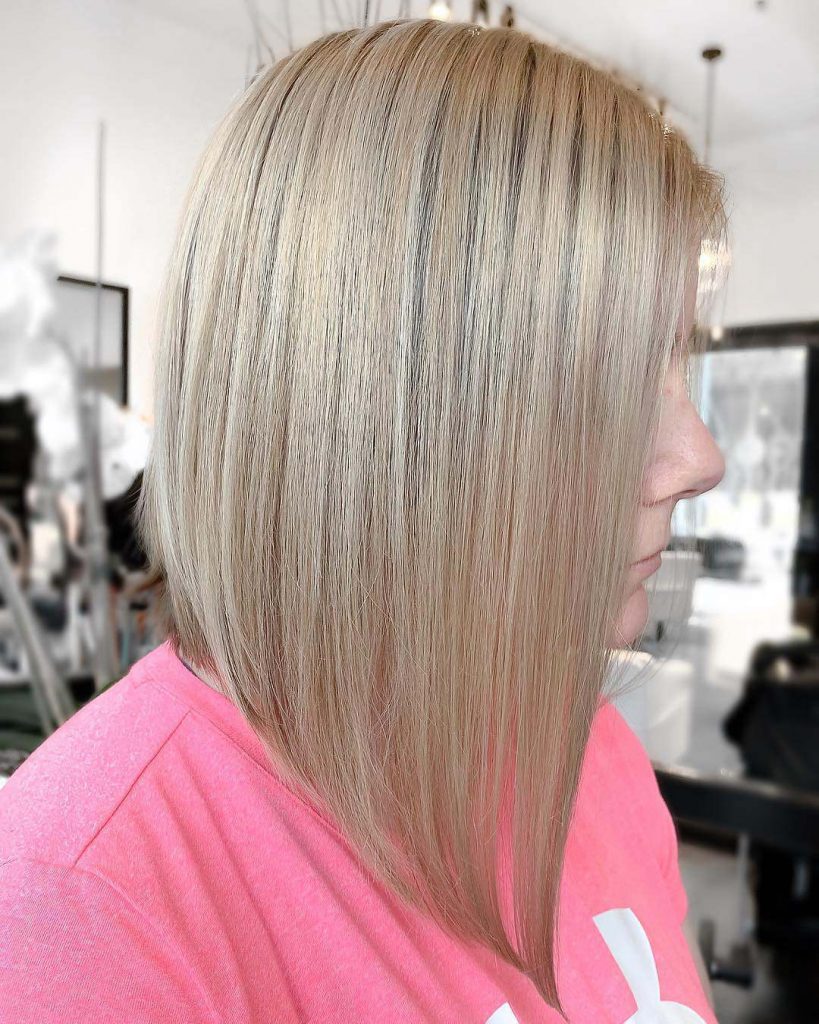 Capelli liscissimi medio corti biondi