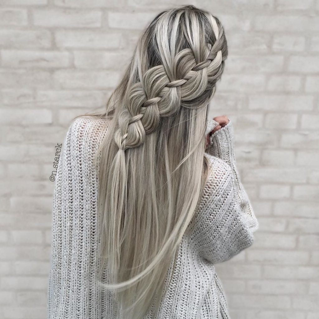 Capelli lunghi biondi intrecciati