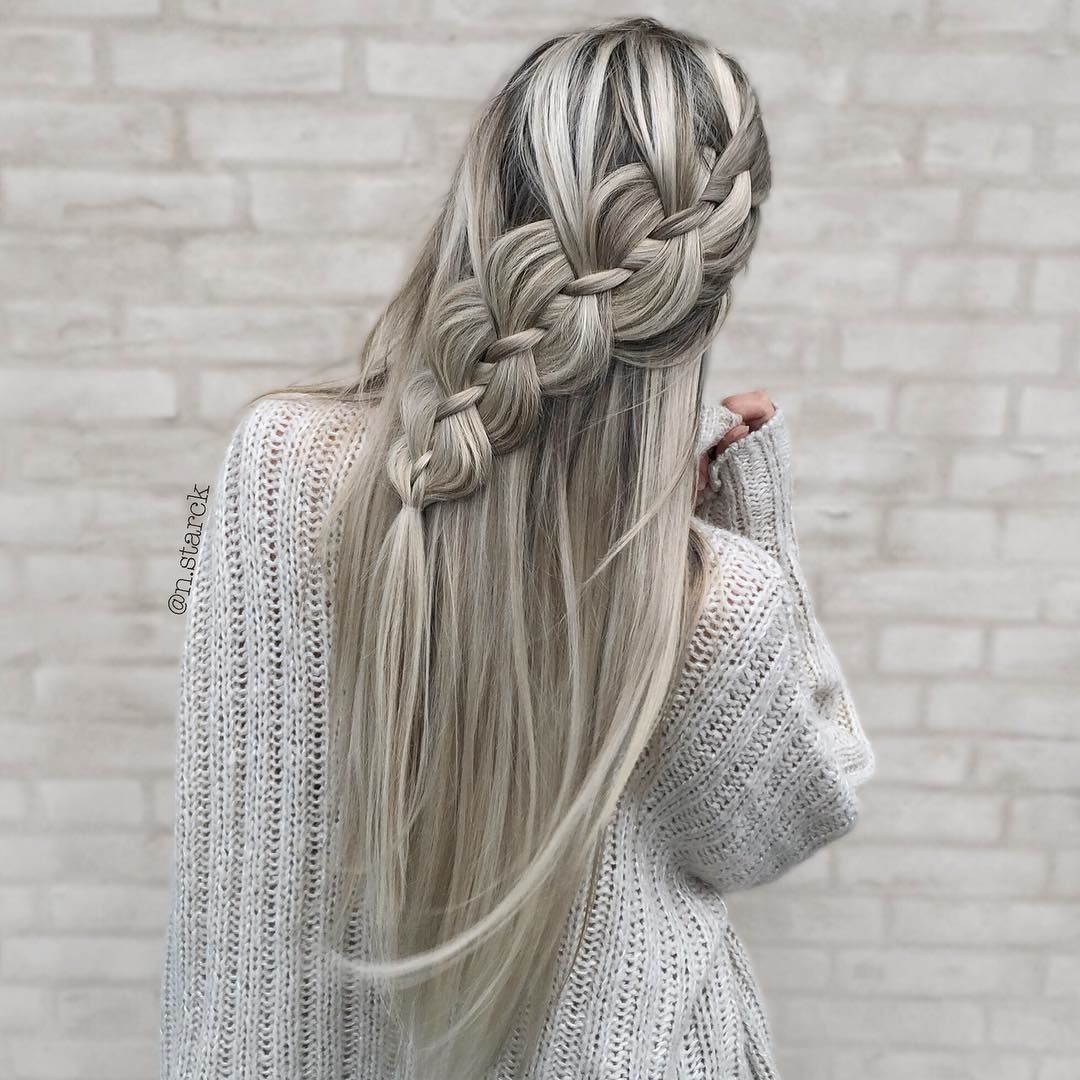 Capelli lunghi biondi intrecciati