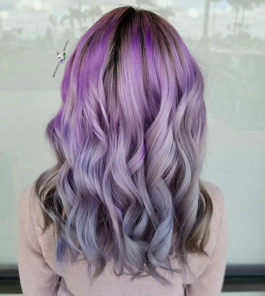 Capelli lunghi ondulati lilla