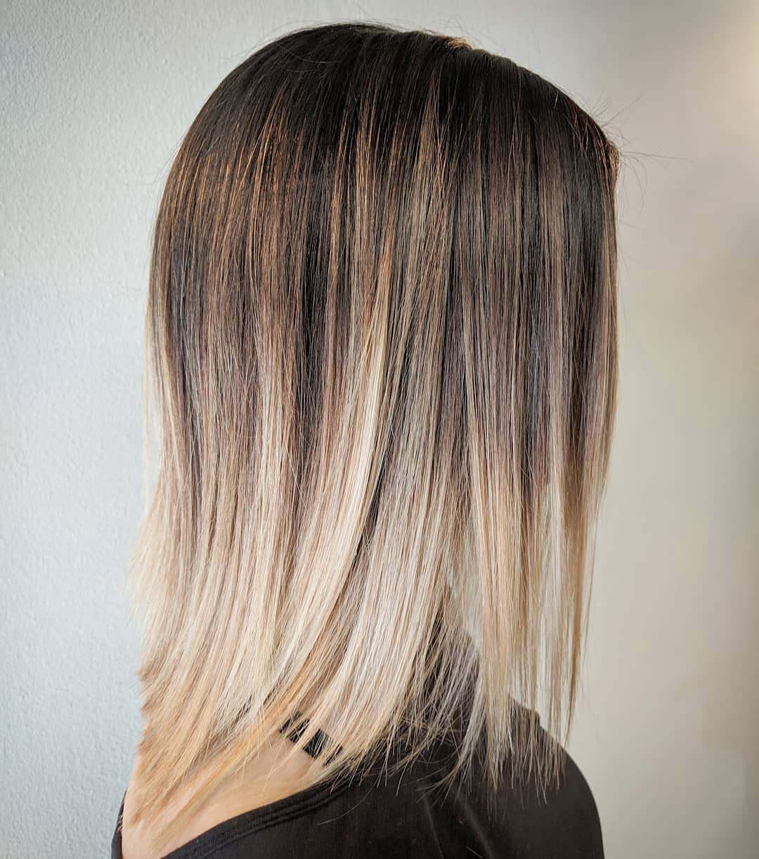 Capelli medi con sfumature bionde
