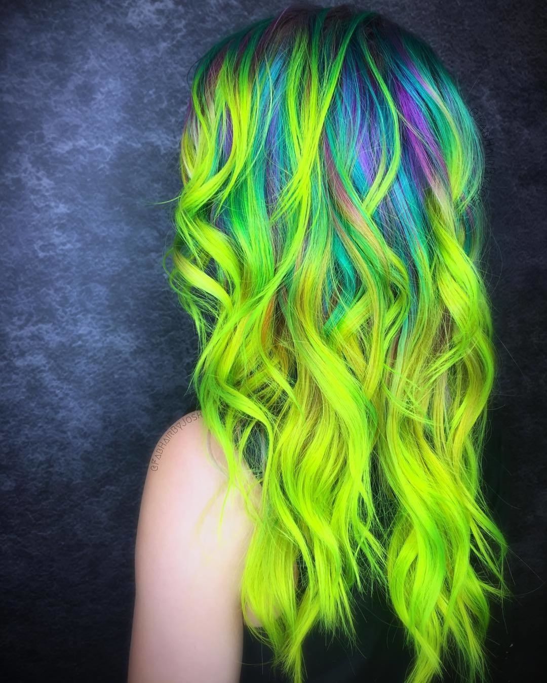 Capelli ondulati verde fluo