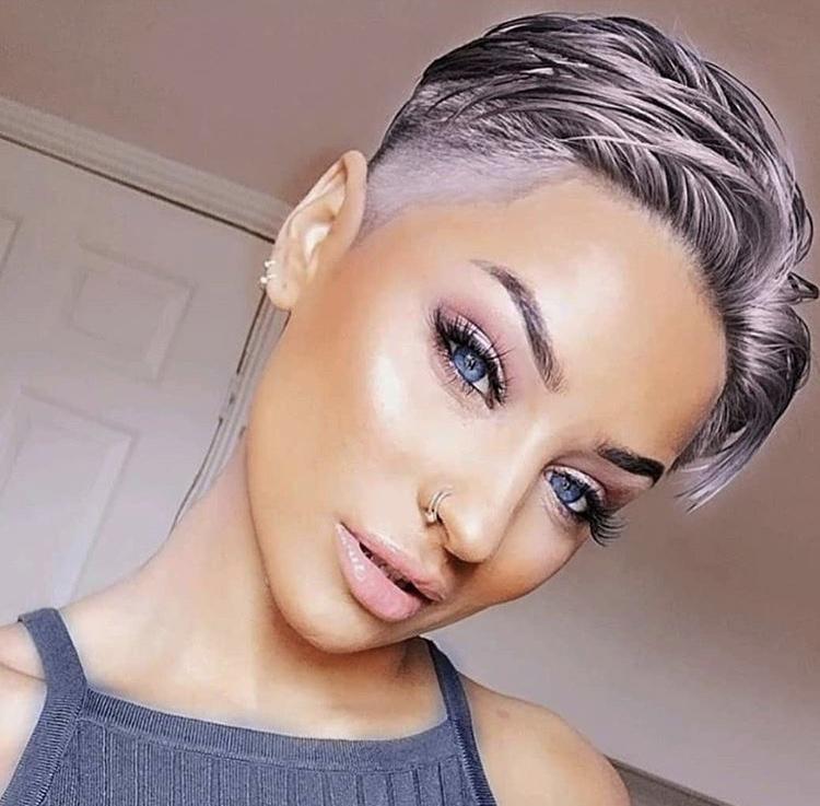 Capelli pixie violetto