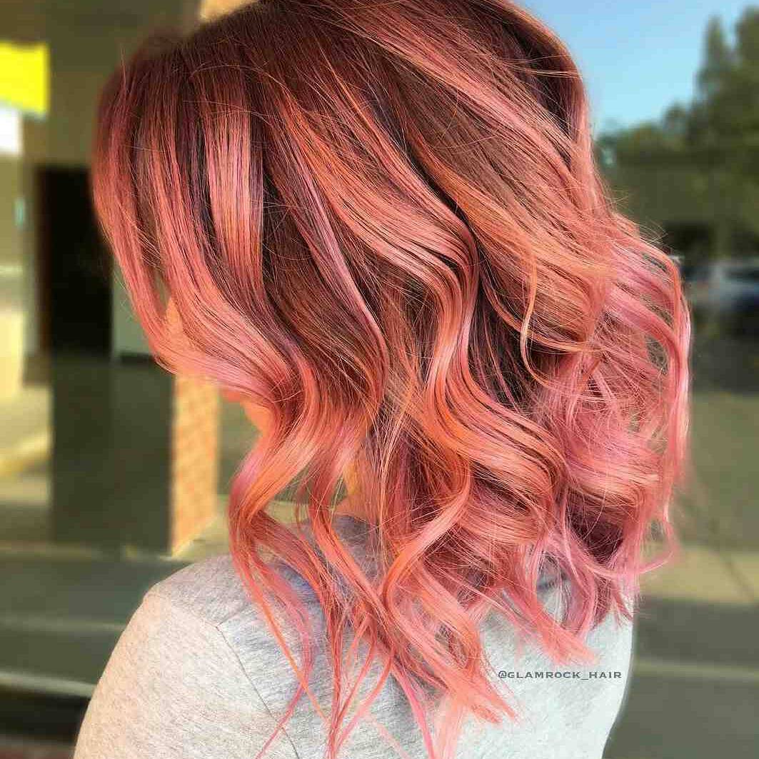 Capelli rosati mossi