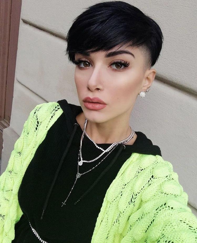 Capelli sfumati corti neri sfumati