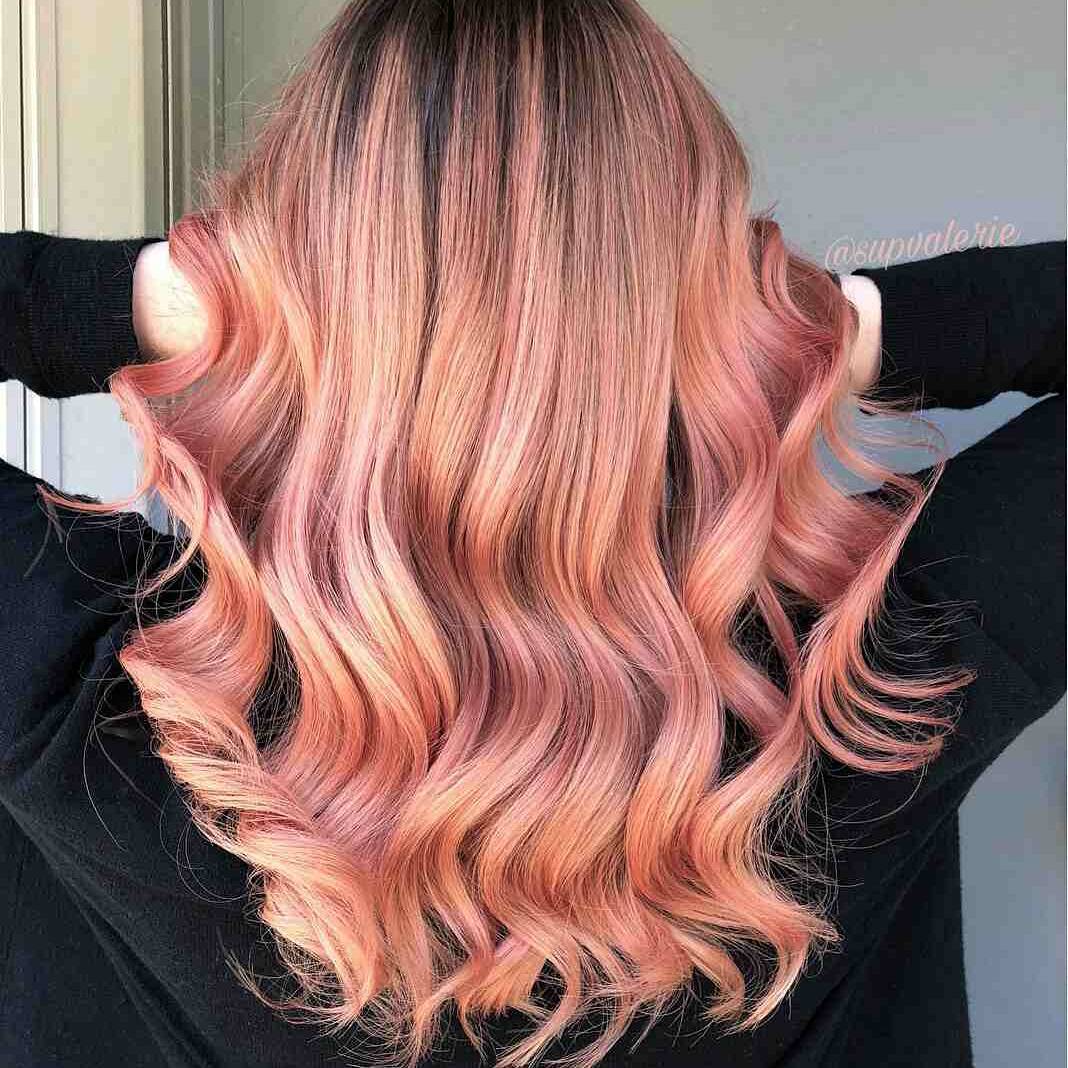 Capelli voluminosi rosati