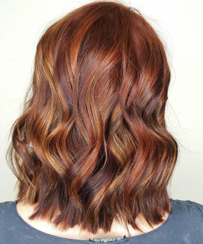 Donna con capelli ramati