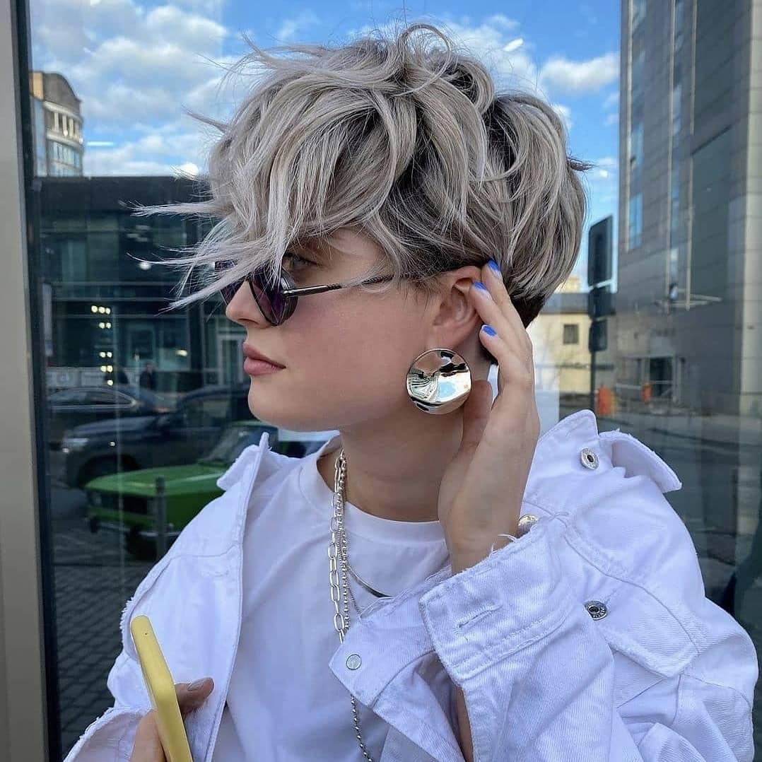 Mullet con ciuffo lungo - @elizazemlyanova