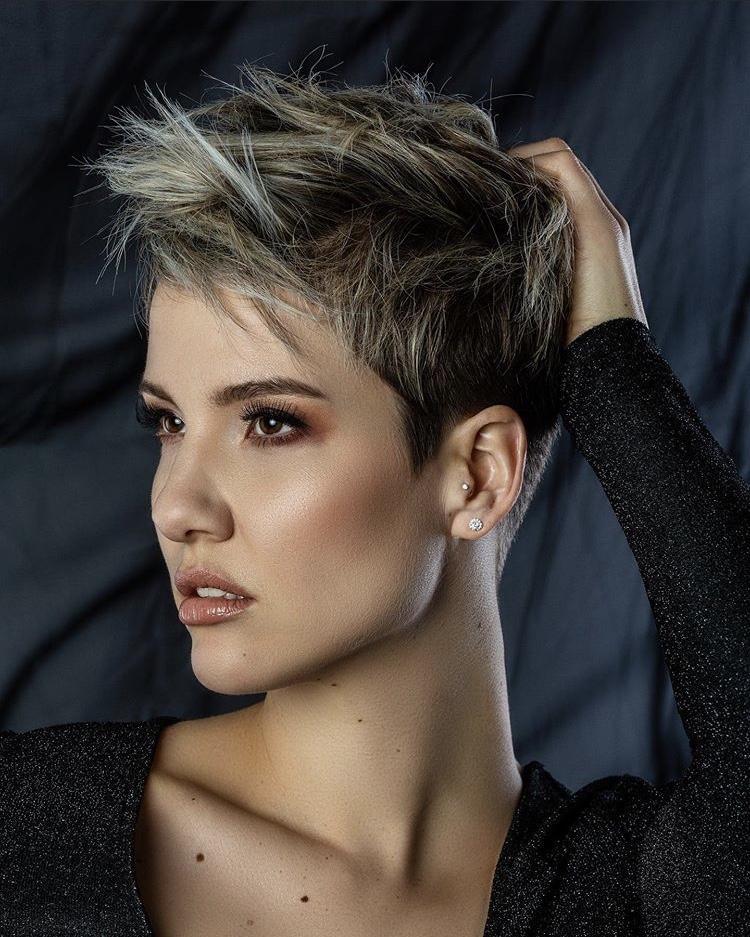 Pixie corto con ciuffo - @nailay_lifestyle