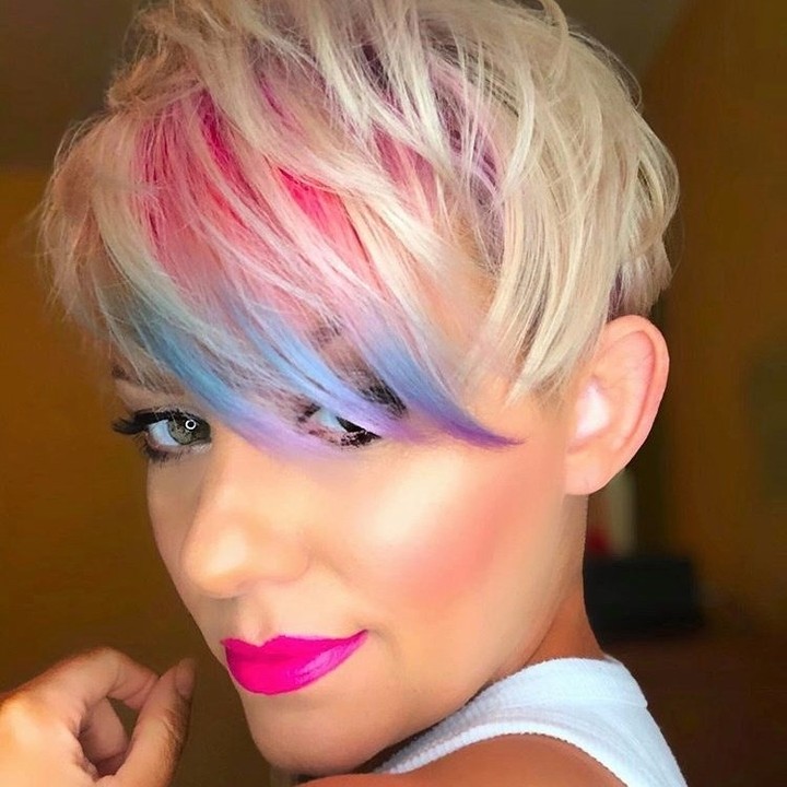 Pixie platino con ciuffo colorato
