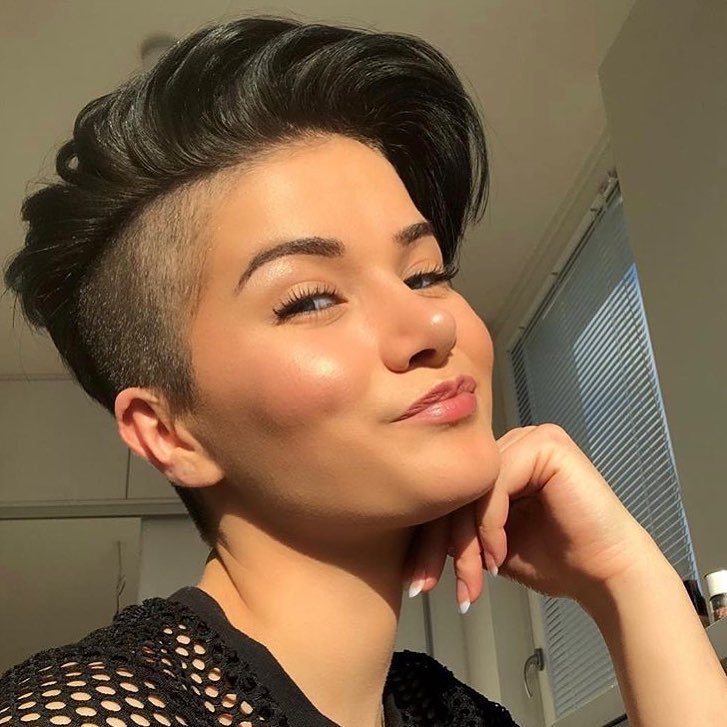 Pixie scuro con rasatura laterale