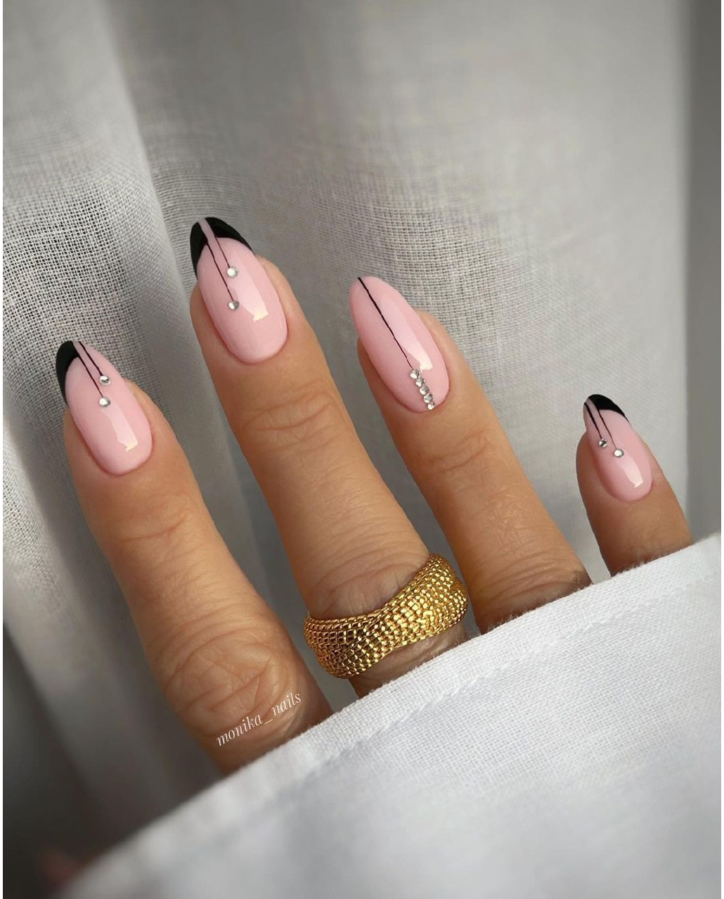 Ricostruzione unghie con french nero - @monika__nails