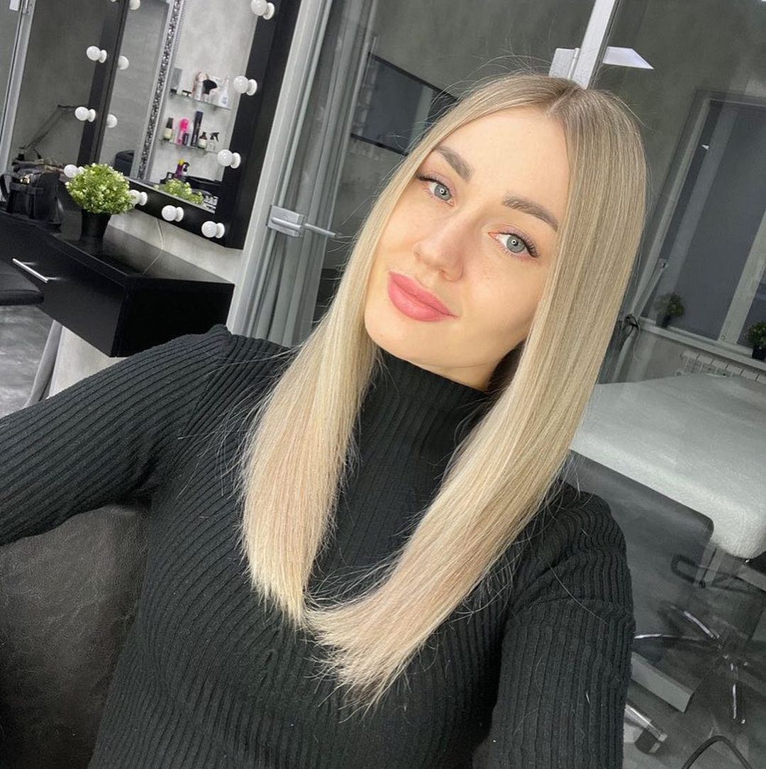 Schiariture biondo platino - Instagram: @_helen__hairstylist__k