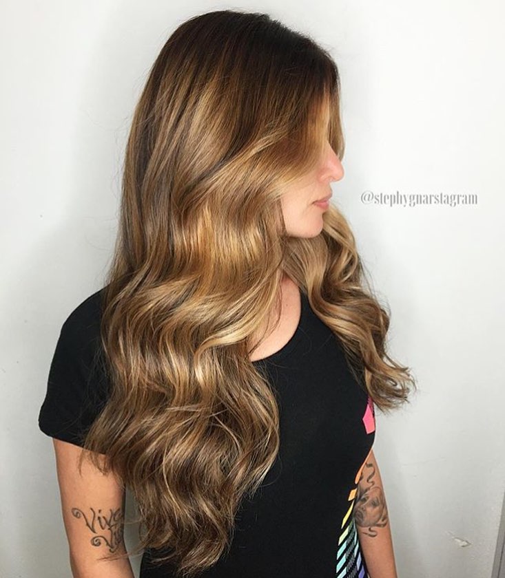Sfumature color miele su capelli lunghi - @stephygnarstagram