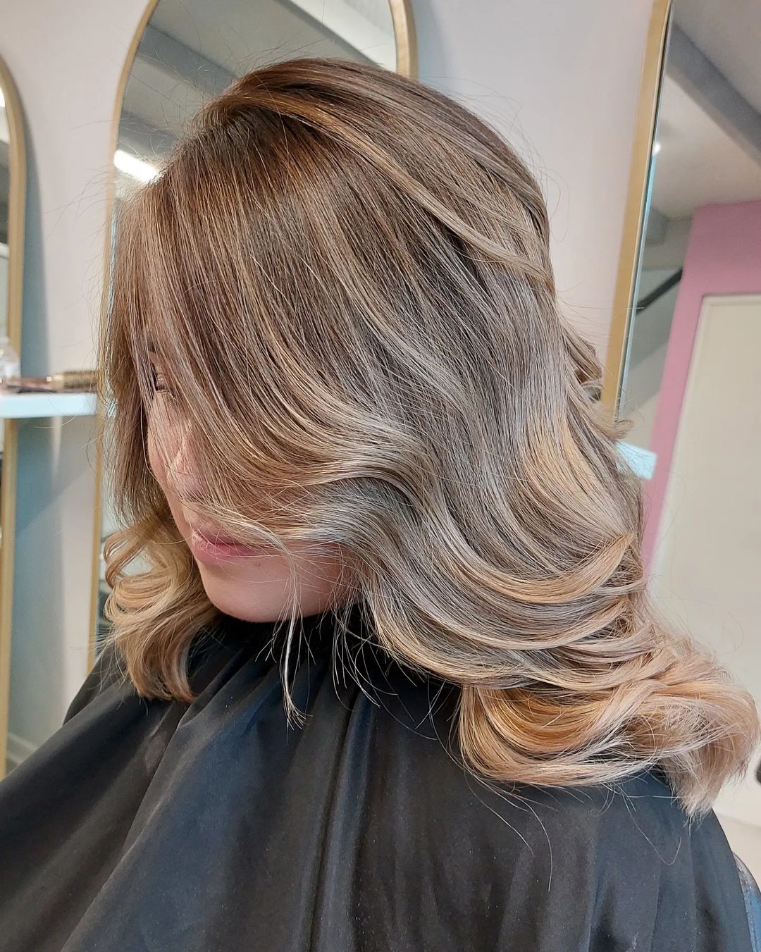 Shatush biondo con peiga mossa - Instagram: @boris.estilistas