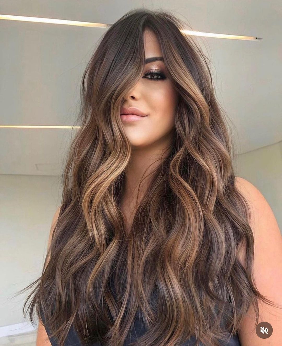 Shatush nocciola su base scura - Instagram: @hairbyoguz