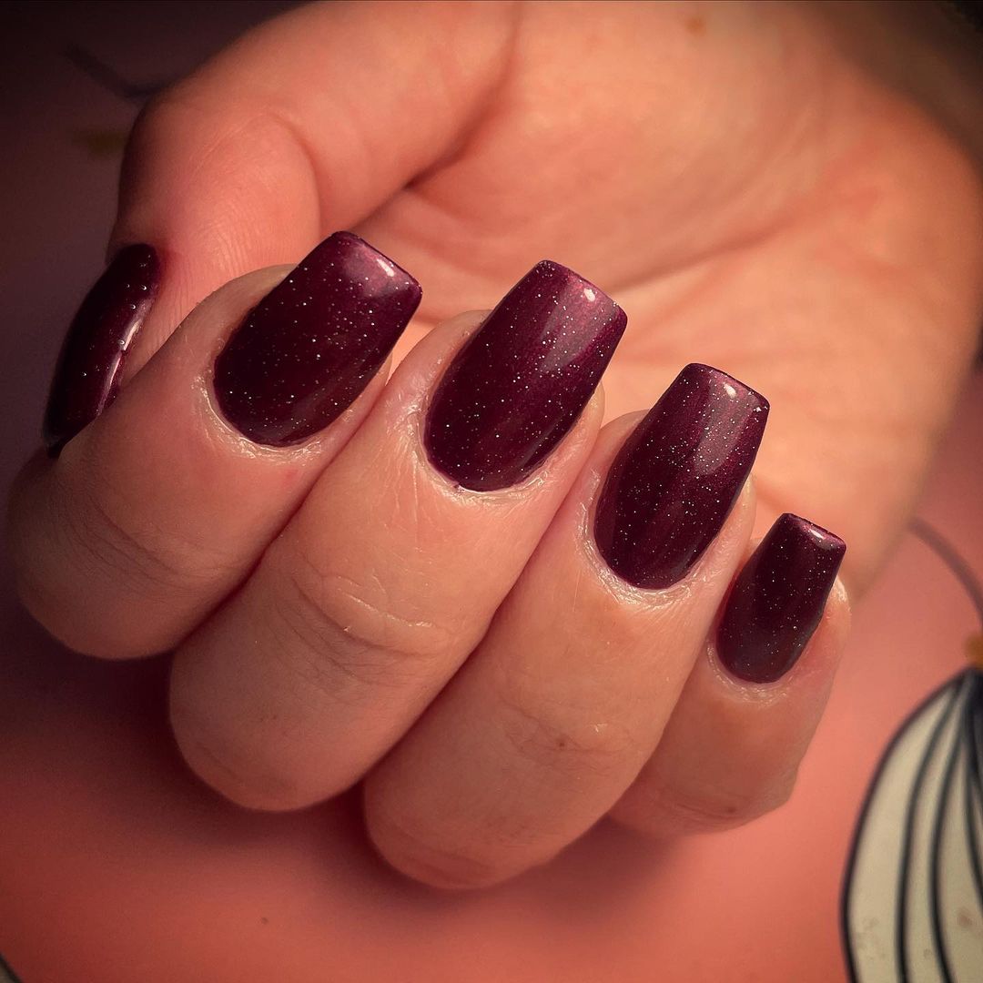 Smalto bordeaux con brillantini - @bea_uty_lashmaker