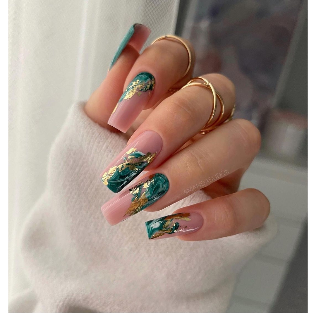 Unghie a ballerina con decori verdi - @amanda.sudolll
