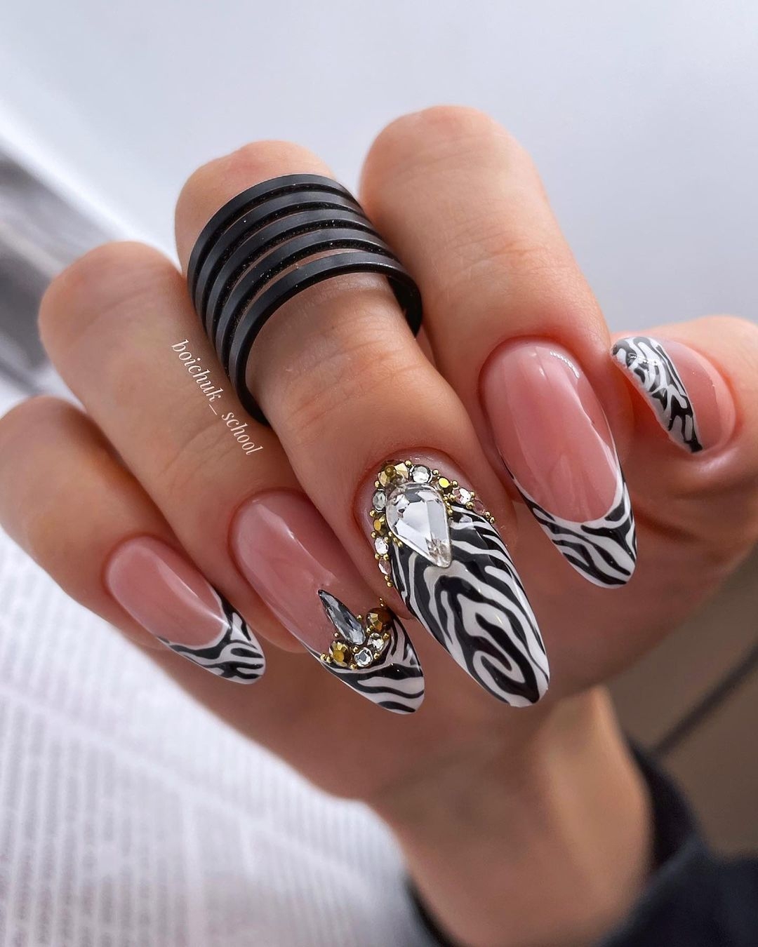 Unghie a mandorla con effetto zebra - @boichuk_school