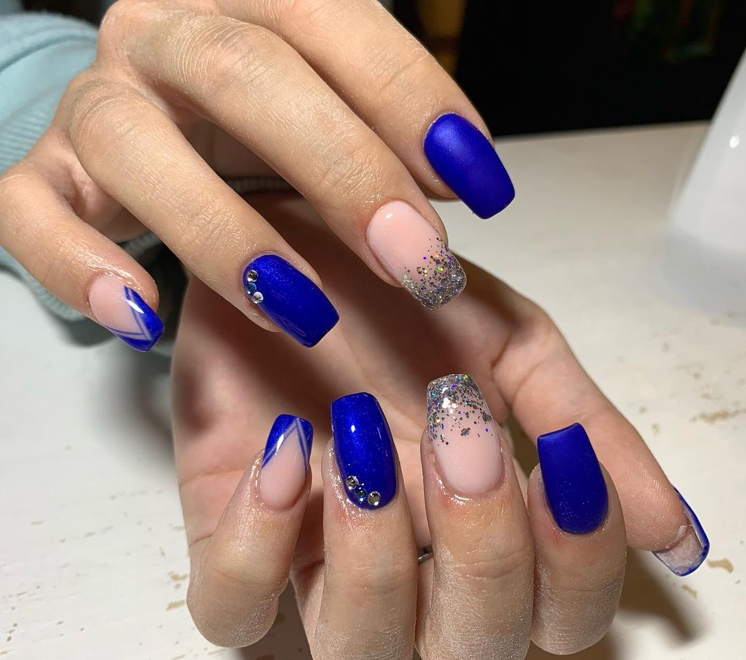 Unghie blu elettrico opache - @valedarv_nails
