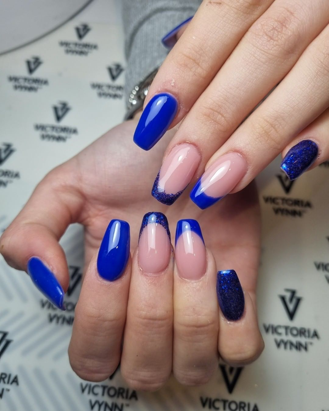 Unghie blu elettrico - @morellibeautysalon