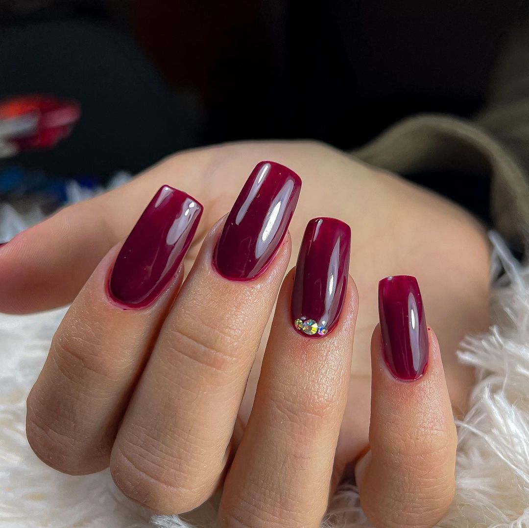 Unghie bordeaux forma quadrata - @xoval.nails