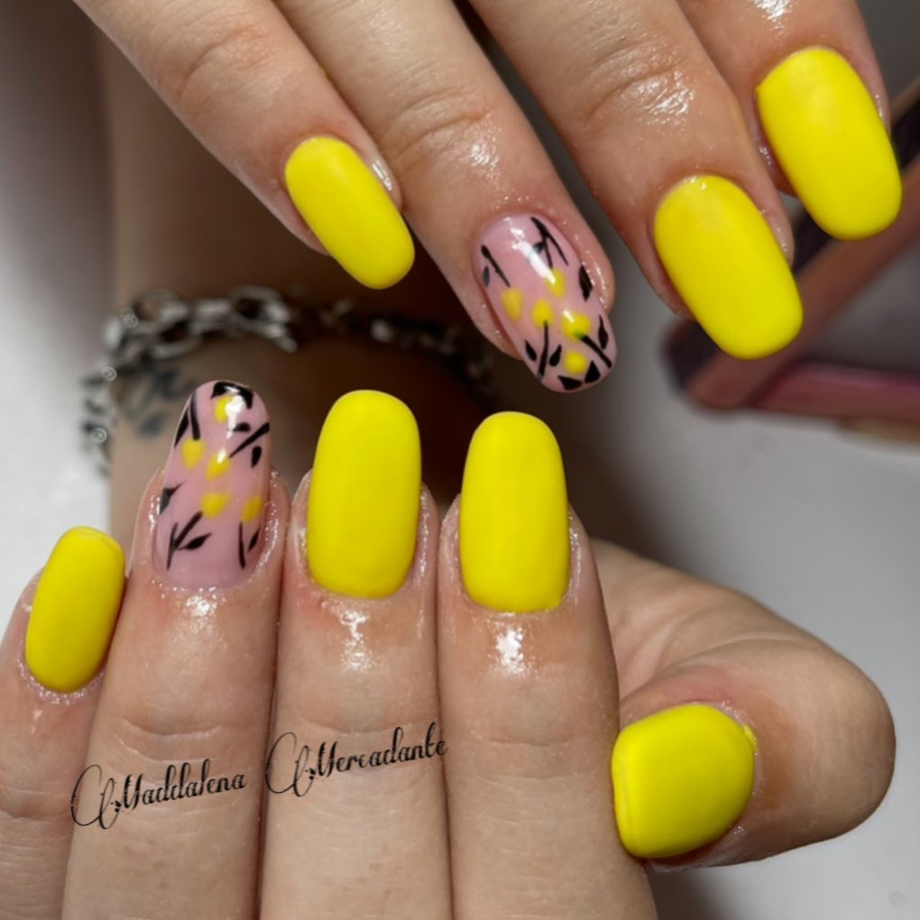 Unghie gialle - @maddalenails